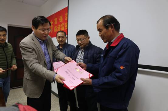 鎖定目標(biāo) 一張藍(lán)圖繪到底——桂花園碼頭年度總結(jié)表彰大會(huì)召開